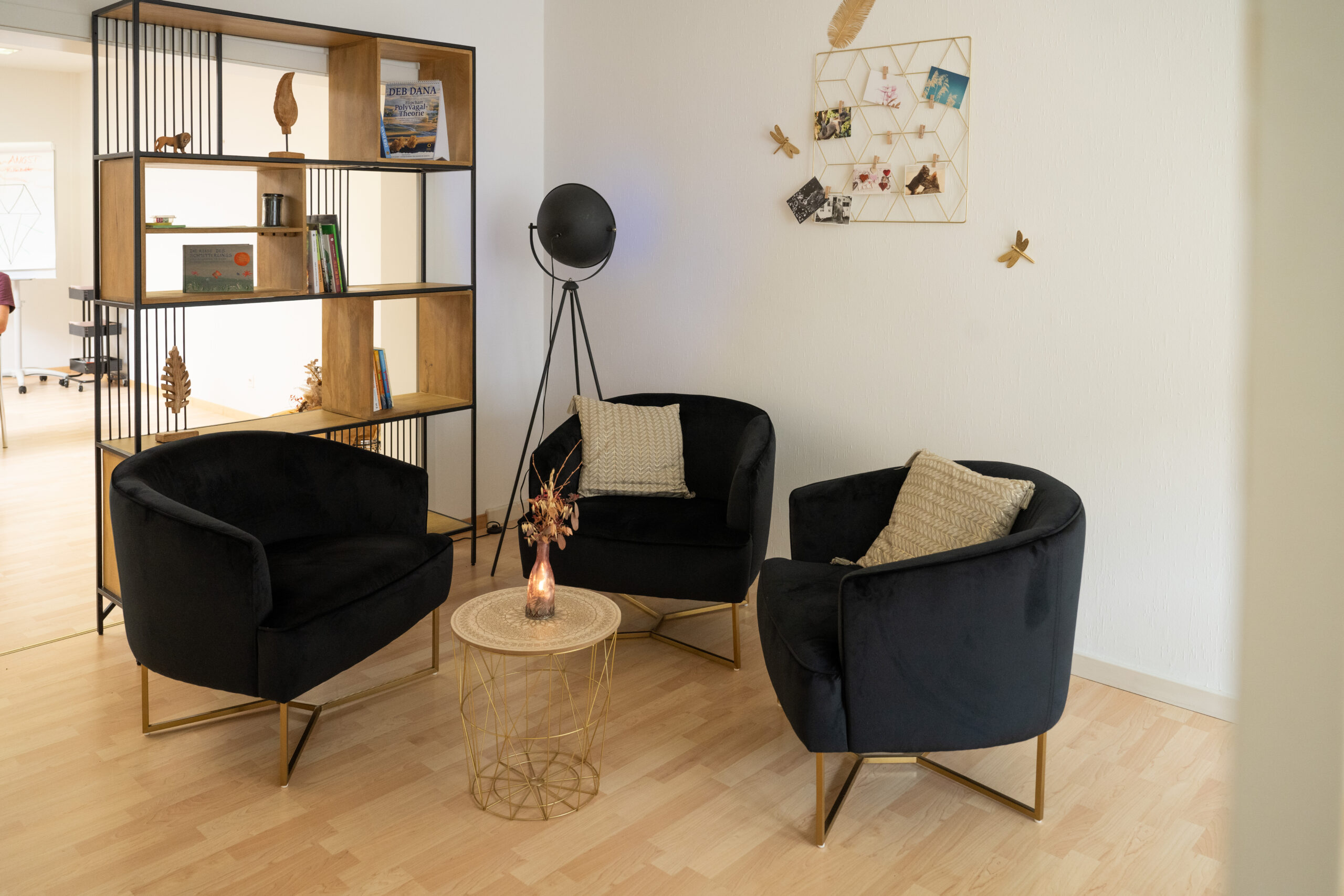 Therapieraum für Krisenbegleitung und Traumaarbeit in der Schweiz mit geschützter Atmosphäre, Sesseln und ruhigem Gesprächssetting