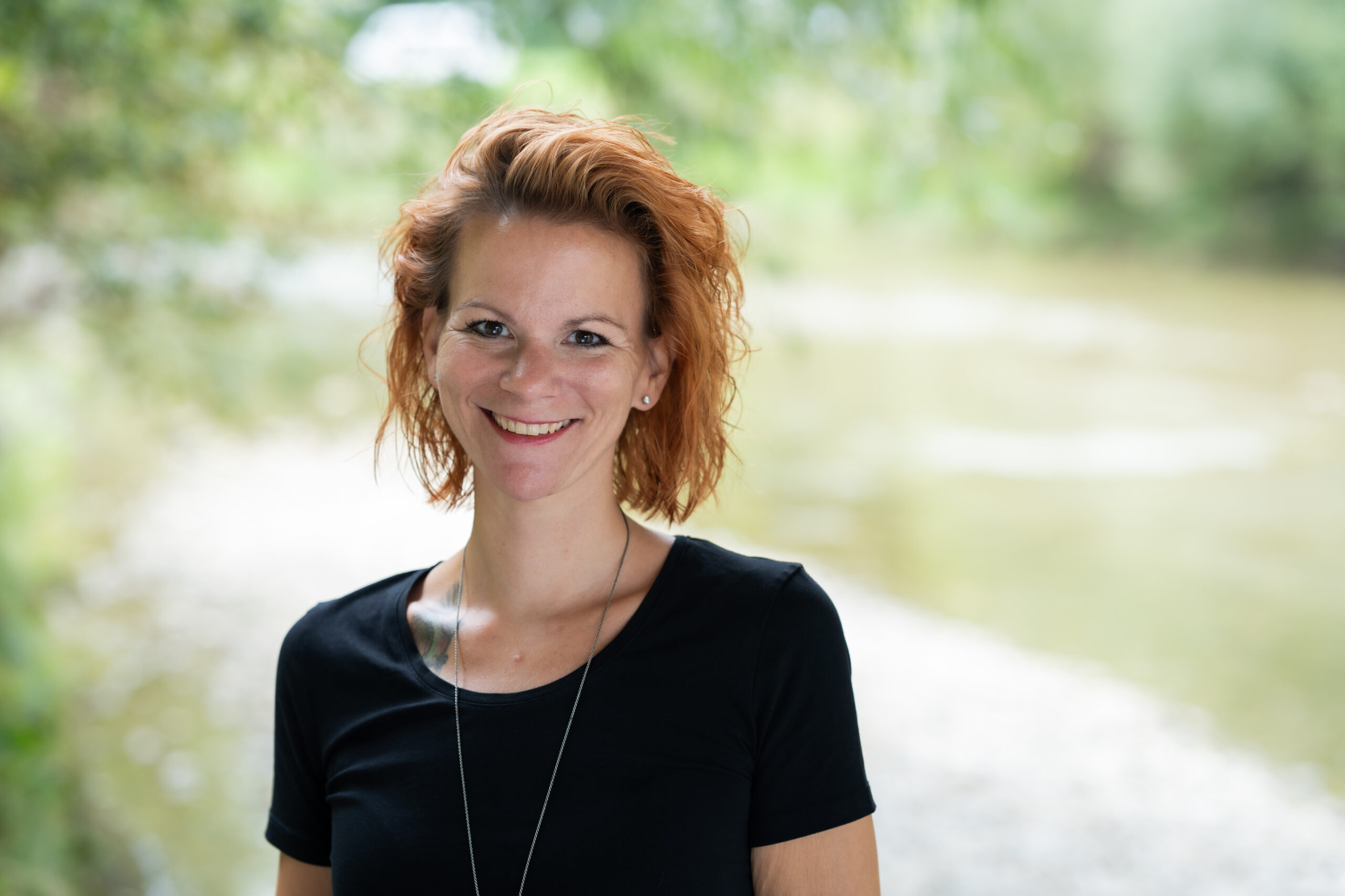 Porträt von Nadja Pallotta, Fachperson für Krisenbegleitung und Traumaarbeit in der Schweiz, mit ruhiger und vertrauensvoller Ausstrahlung